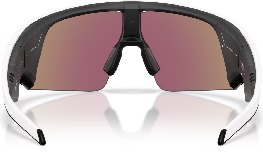 Okulary przeciwsłoneczne z pomarańczowymi soczewkami i czarną oprawką. Widoczne napisy: \'OAKLEY\' i \'PRIZM\'.