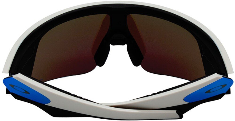 Okulary przeciwsłoneczne z białą oprawką i ciemnymi soczewkami, z niebieskimi elementami na zausznikach z logo Oakley.