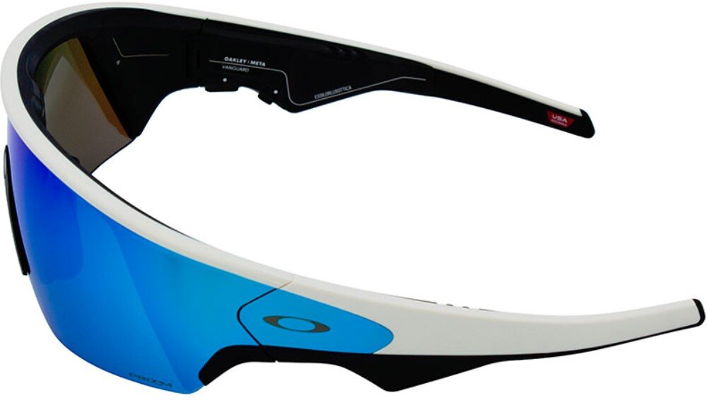 Okulary przeciwsłoneczne z białą oprawką i niebieskimi soczewkami, z widocznym logo Oakley na soczewce. Wewnątrz oprawki znajduje się napis \'OAKLEY META\'.
