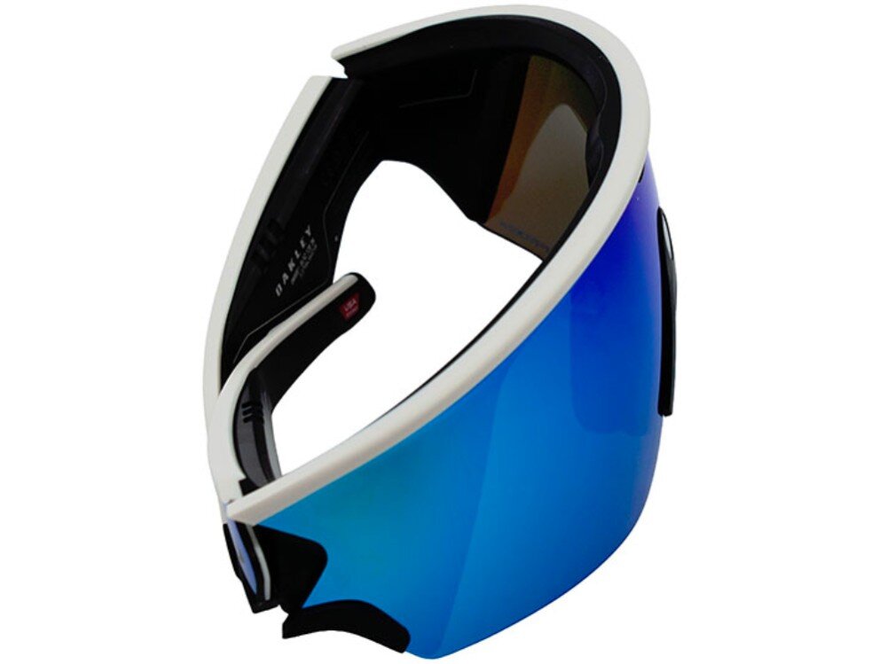 Okulary z białą oprawką i niebieskimi soczewkami, widoczne logo \'Oakley\' na wewnętrznej stronie zausznika.