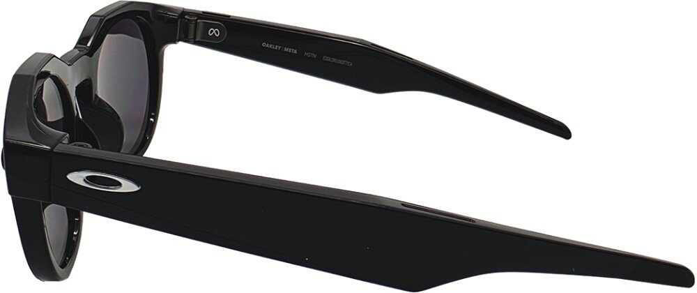 Czarne okulary przeciwsłoneczne z grubymi oprawkami i logo w kształcie elipsy na zausznikach. Na wewnętrznej stronie zausznika widoczny jest tekst: \'OAKLEY META HSTN 00302000\'.