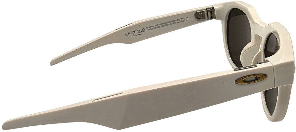 Jasnoszare okulary przeciwsłoneczne z ciemnymi soczewkami i logo Oakley na zauszniku.