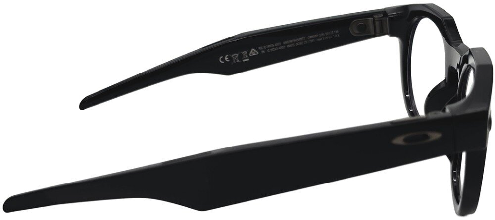 Czarne okulary z grubymi zausznikami, na których widoczne jest logo Oakley. Na wewnętrznej stronie zausznika znajdują się oznaczenia CE i inne symbole.