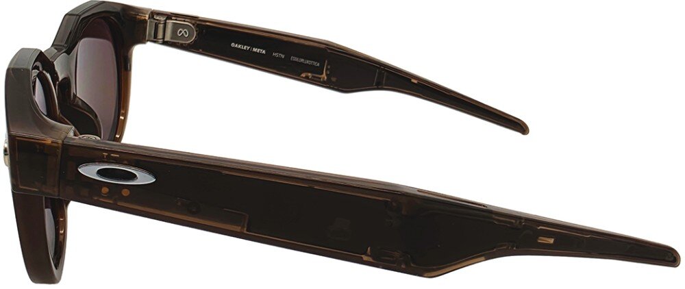 Brązowe okulary przeciwsłoneczne z widocznym logo producenta na zauszniku. Na wewnętrznej stronie zausznika znajduje się napis: \'OAKLEY META HSTN\'.