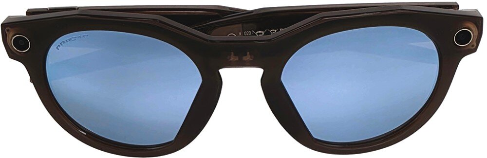 Okulary przeciwsłoneczne z brązowymi oprawkami i niebieskimi soczewkami. Na oprawkach widoczne jest logo \'Oakley\'.
