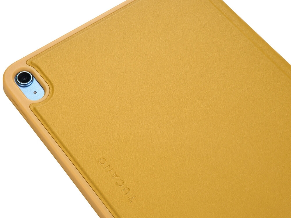 Żółte etui na iPad z widocznym napisem \'TUCANO\' i wycięciem na aparat.