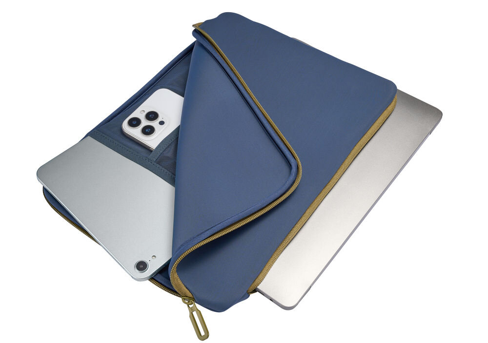 Niebieskie etui na laptopa z zamkiem błyskawicznym w kolorze złotym, w którym znajduje się srebrny laptop i smartfon z trzema aparatami. Etui posiada dodatkową kieszeń na akcesoria.