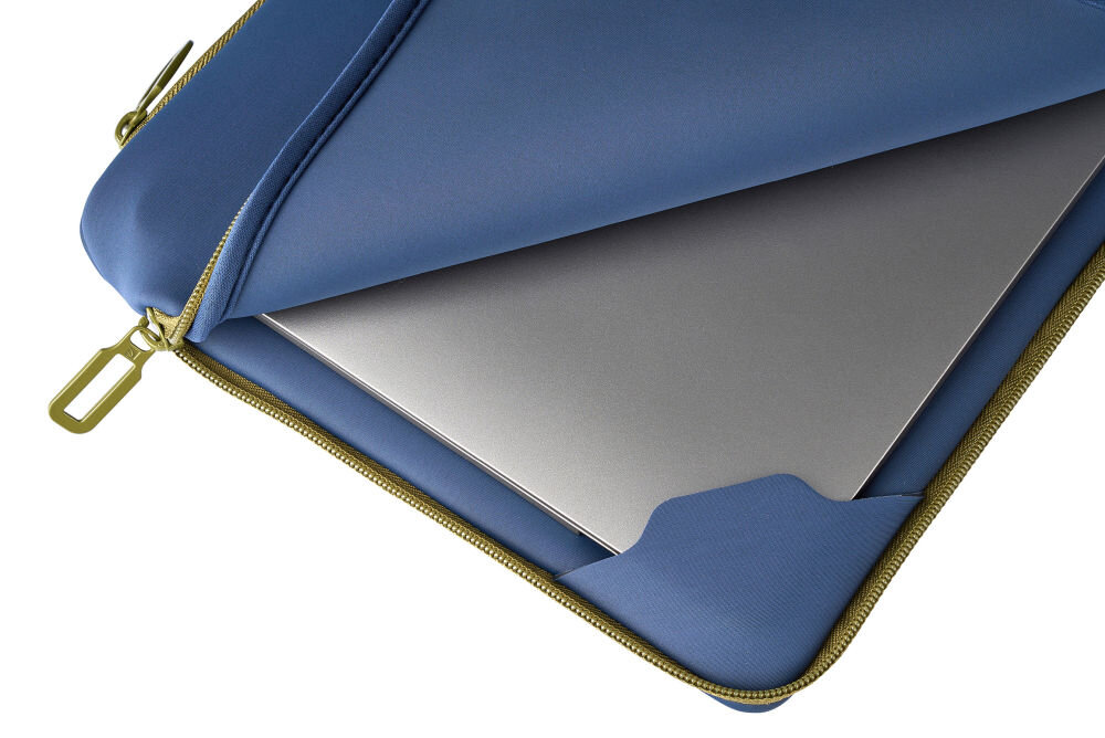 Niebieskie etui na laptopa z widocznym zamkiem błyskawicznym, częściowo otwarte, ukazujące srebrny laptop wewnątrz.