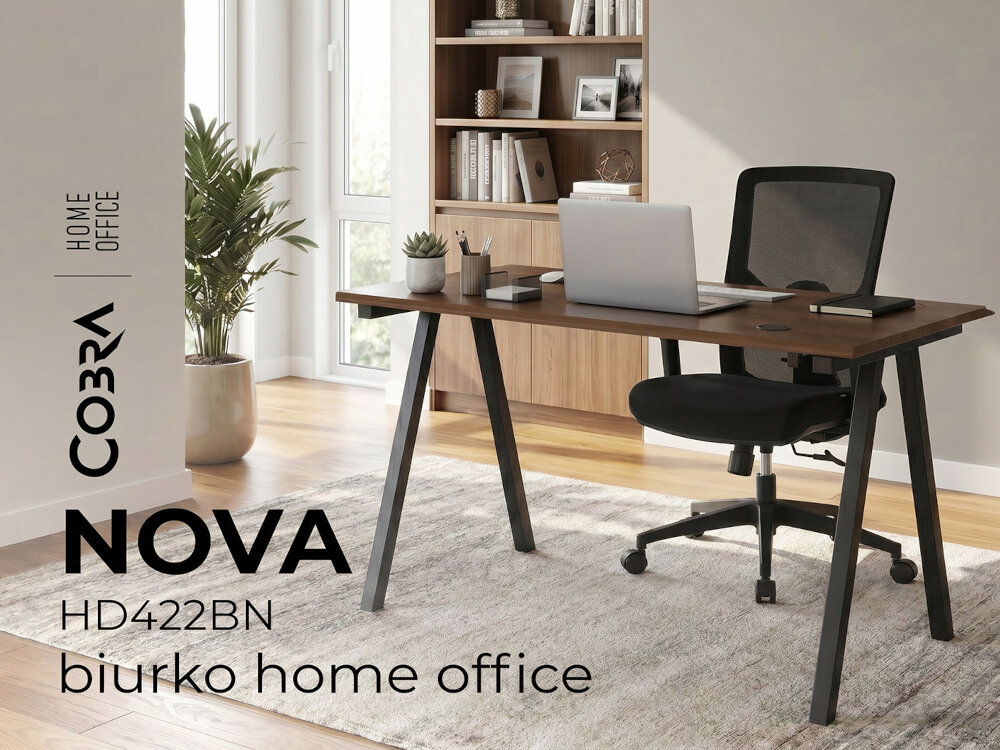 Zdjęcie biurka na dywanie, na biurku leży laptop,klawiatura,akcesoria oraz notatnik.