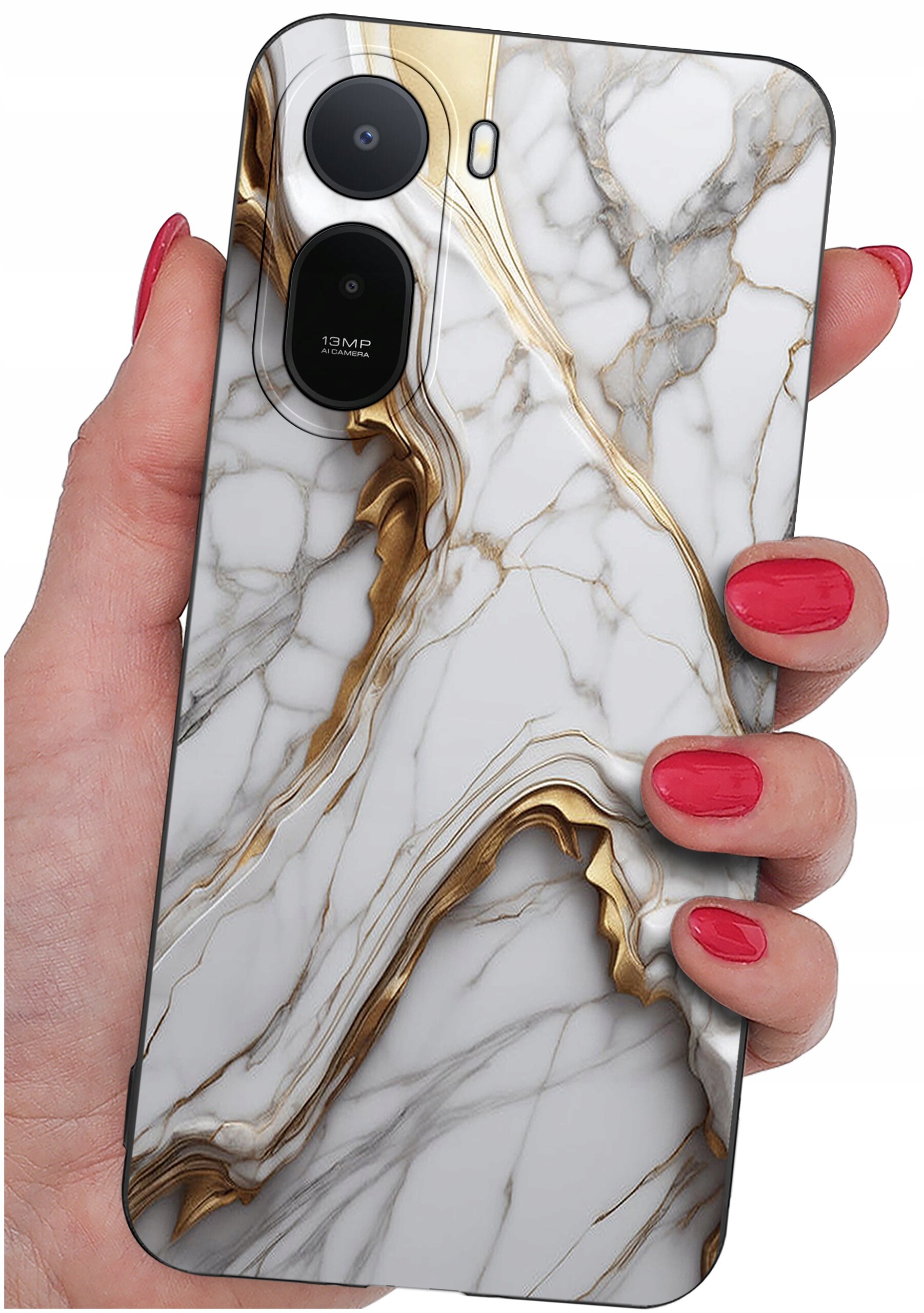Etui na telefon z marmurowym wzorem w odcieniach bieli i złota, trzymane w dłoni z pomalowanymi na czerwono paznokciami. Na etui widoczny jest napis \'13 MP\'.