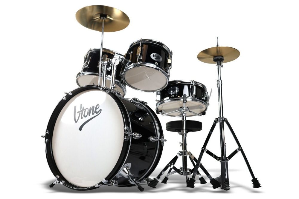  V-TONE ADJR 1 BK  V-TONE ADJR 1 BK 5-częściowy zestaw perkusyjny akustyczny korpusy bębnów topoli w konstrukcji 6-ply hardware, pedały, pałeczki, klucz regulacyjny stołek - Klasyczny zestaw perkusyjny z talerzami na chromowanych statywach usytuowany na białym tle