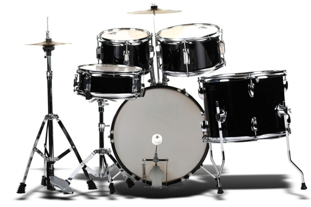 V-TONE ADJR 1 BK konfigurację 22 x 16 BD + 14 x 5,5 SD + 10 x 7 / 12 x 8 TT + 16 x 16 FT bęben basowy, werbel, dwa tomy oraz floor tom - Perkusja z widocznym stołkiem, bębnami oraz talerzem ujmowana od przodu na jasnym tภาพ tła