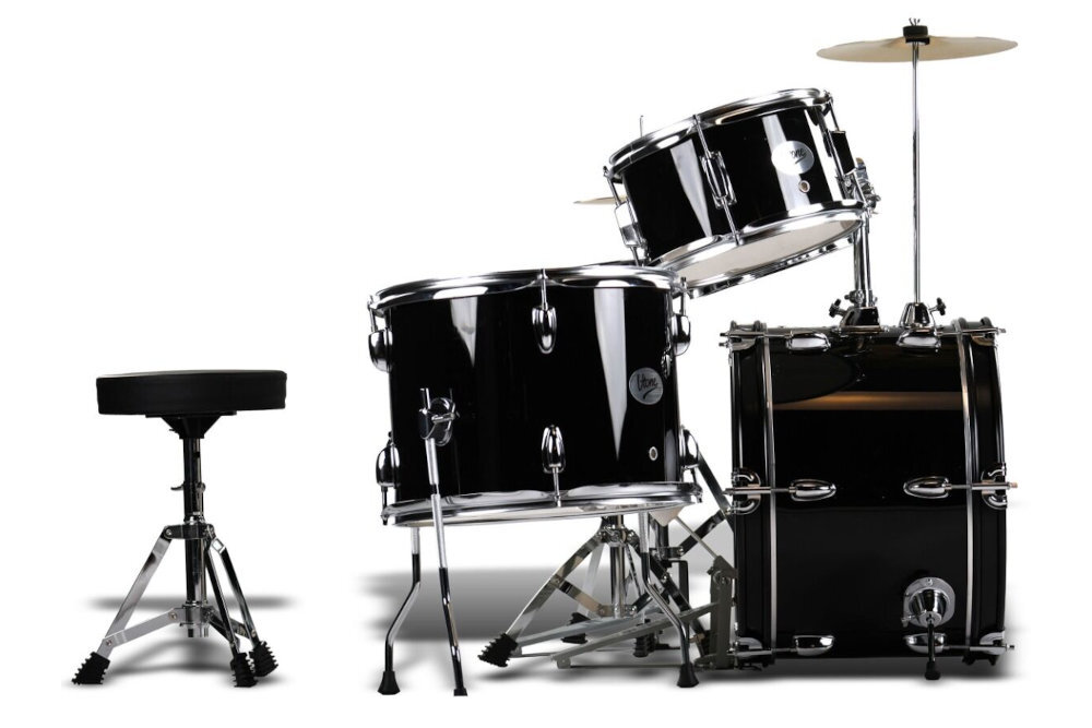  V-TONE ADJR 1 BK Korpusy bębnów topoli w konstrukcji 6-warstwowej (6-ply). grubość wynosi 6,8–7 mm Warstwowa budowa korpusów spójny dźwięk stalowe lugi - Widok na zestaw perkusyjny z boku, ukazujący montaż tomów, talerza oraz stołek perkusisty