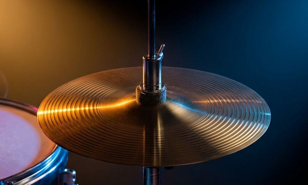  V-TONE ADJR 1 BK talerz crash o średnicy 16 talerz hi-hat 2 x 14 stali nierdzewnej 201 powłoką miedzianą Crash grubość 0,7 mm hi-hatu 0,7 mm 1,4 mm - Detal mocowania mosiężnego talerza perkusyjnego na metalowym statywie