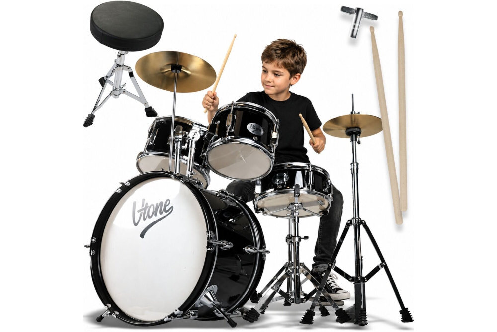  V-TONE ADJR 1 BK Hardware chromowanej stali system montażu tomów uchwyt na dwa bębny prosty statyw talerz hi-hat prosty statyw pod werbel Metalowe elementy konstrukcji - Kobieta grająca na perkusji z zaprezentowanymi akcesoriami takimi jak pałeczki, klucz i stołek