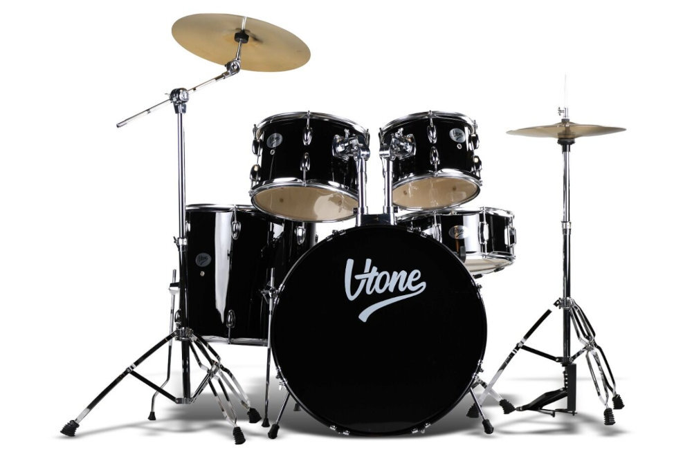 V-TONE AD KIT 1 BK V-TONE AD KIT 1 BK 5-częściowy zestaw perkusyjny akustyczny korpusy bębnów topoli w konstrukcji 6-ply hardware, pedały, pałeczki, klucz regulacyjny stołek - Klasyczny zestaw perkusyjny z talerzami na chromowanych statywach usytuowany na białym tle