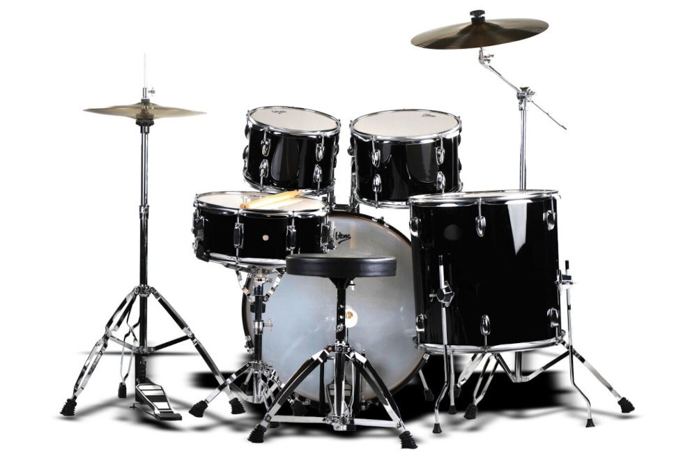 V-TONE AD KIT 1 BK konfigurację 22 x 16 BD + 14 x 5,5 SD + 10 x 7 / 12 x 8 TT + 16 x 16 FT bęben basowy, werbel, dwa tomy oraz floor tom - Perkusja z widocznym stołkiem, bębnami oraz talerzem ujmowana od przodu na jasnym tภาพ tła