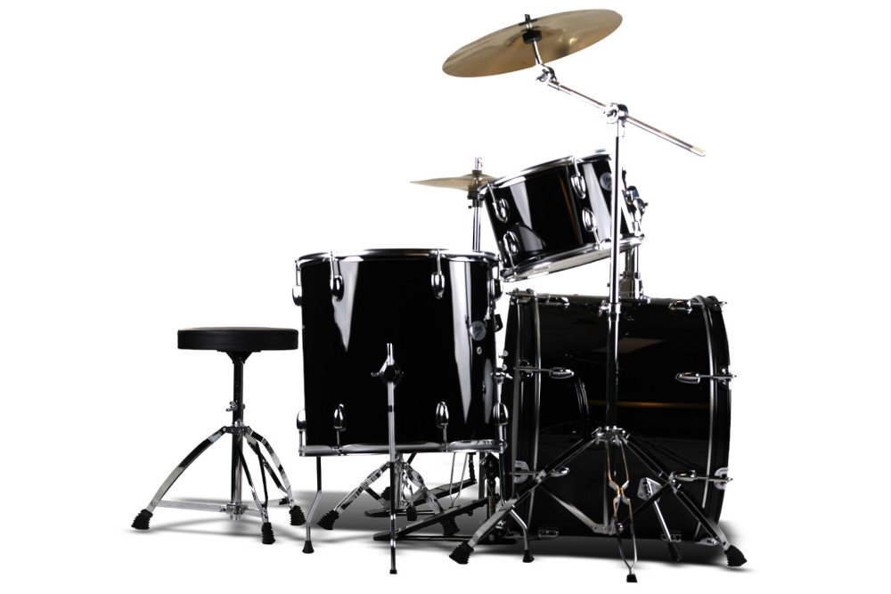 V-TONE AD KIT 1 BK Korpusy bębnów topoli w konstrukcji 6-warstwowej (6-ply). grubość wynosi 6,8–7 mm Warstwowa budowa korpusów spójny dźwięk stalowe lugi - Widok na zestaw perkusyjny z boku, ukazujący montaż tomów, talerza oraz stołek perkusisty