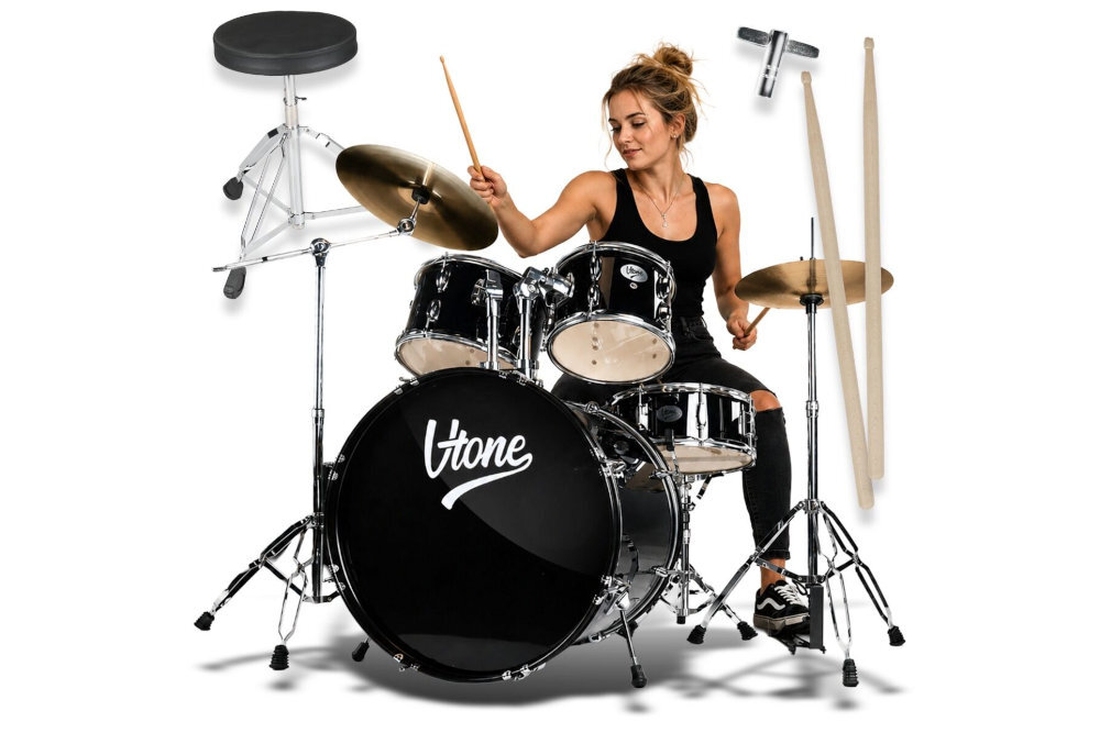 V-TONE AD KIT 1 BK Hardware chromowanej stali system montażu tomów uchwyt na dwa bębny prosty statyw talerz hi-hat prosty statyw pod werbel Metalowe elementy konstrukcji - Kobieta grająca na perkusji z zaprezentowanymi akcesoriami takimi jak pałeczki, klucz i stołek