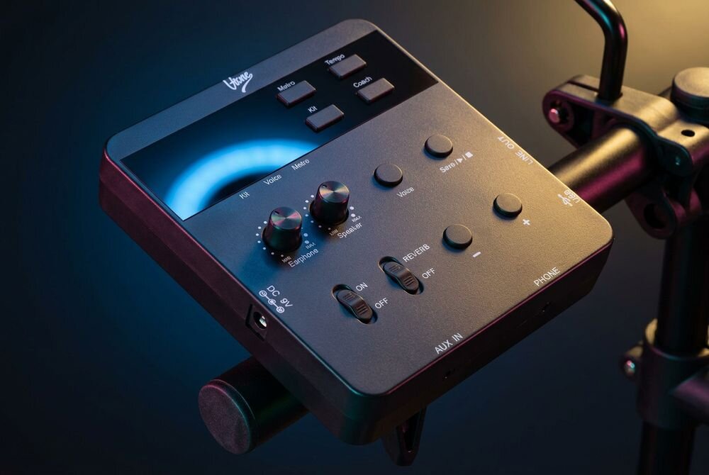 V-TONE ELD1 Bluetooth oraz AUX IN podkładów podczas ćwiczeń smartfonem innym źródłem dźwięku Wyjście słuchawkowe LINE OUT - Panel sterujący perkusji elektronicznej z wyświetlaczem, pokrętłami regulacji i przyciskami