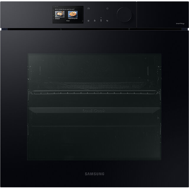 Czarny piekarnik z panelem dotykowym i pokrętłem, na którym wyświetlane są dwa obrazy potraw. Na froncie widoczne jest logo \'SAMSUNG\'.
