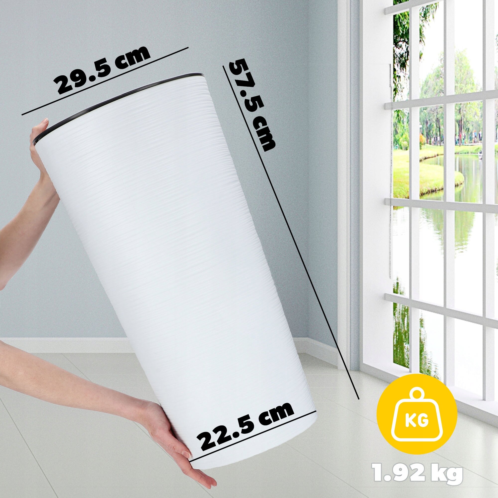 Biała doniczka o wymiarach 57.5 cm wysokości, 29.5 cm średnicy u góry i 22.5 cm średnicy u dołu, trzymana przez osobę. W prawym dolnym rogu znajduje się ikona wagi z napisem \'1.92 kg\'.