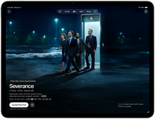 Na ekranie tabletu wyświetlony jest obraz z czterema osobami wychodzącymi z jasnego pomieszczenia na ciemne zewnętrze. Widoczny jest tekst: \'2022 Critics Choice Award Nominee Severance TV Show - Thriller - Mystery\'.