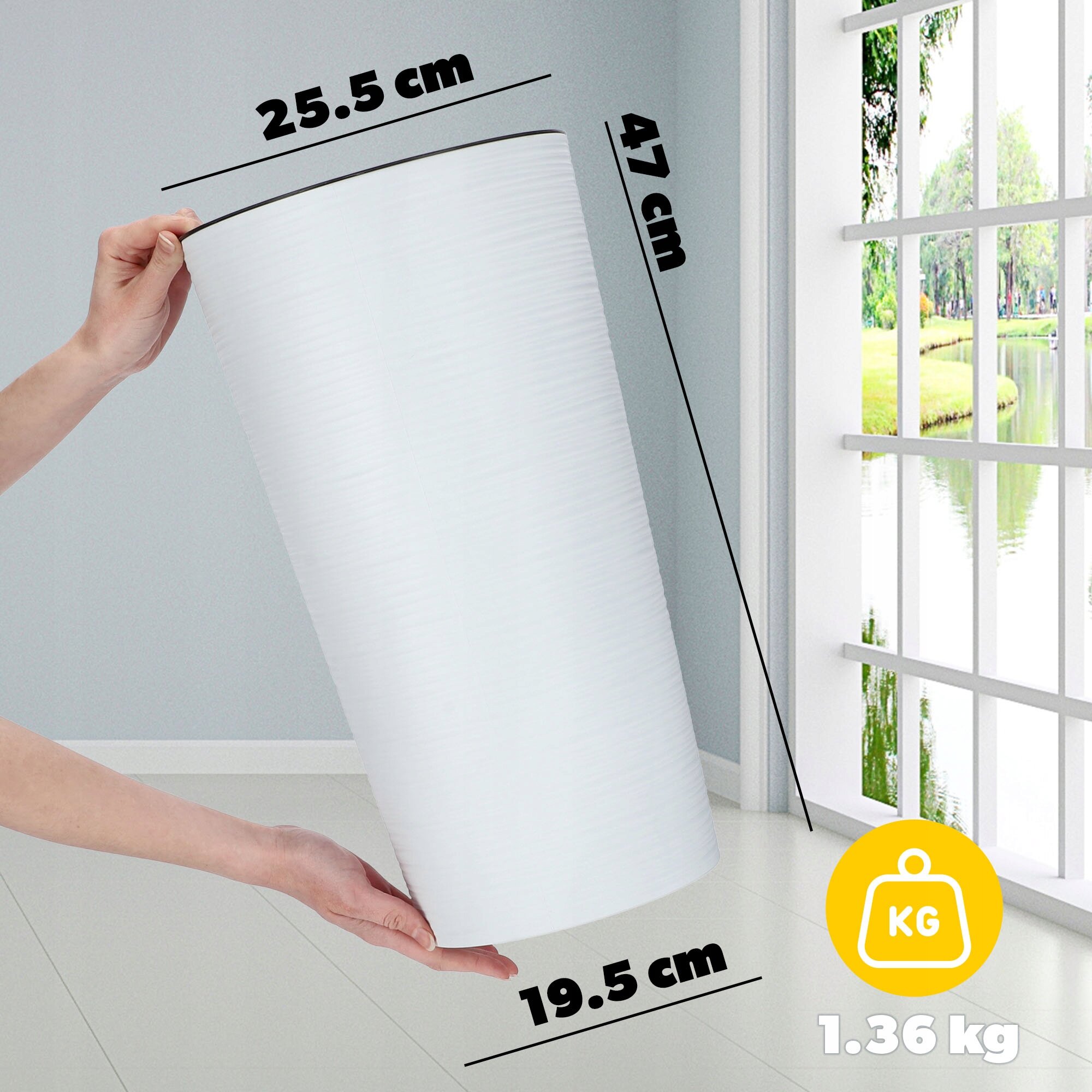 Biała doniczka o wysokości 47 cm i średnicy 25.5 cm jest trzymana w rękach. Na obrazie widoczne są wymiary: 25.5 cm, 47 cm, 19.5 cm oraz waga 1.36 kg.