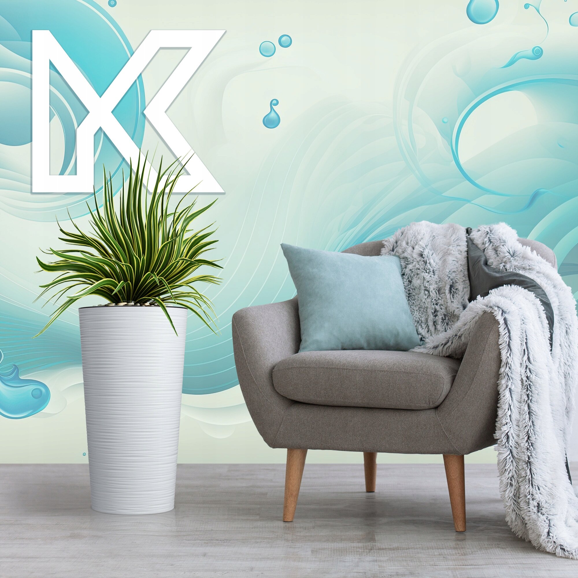 Na obrazie znajduje się biała, wysoka doniczka z zieloną rośliną obok szarego fotela z niebieską poduszką i szarym kocem. W tle widoczne jest logo \'KX\' na abstrakcyjnym, niebiesko-zielonym tle.