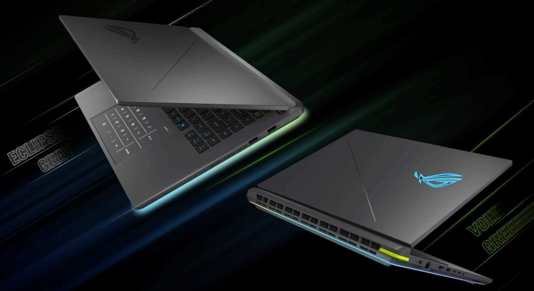 Dwa laptopy z logo ROG na obudowie, jeden w kolorze szarym z podświetlaną klawiaturą, drugi w kolorze zielonym z widocznymi otworami wentylacyjnymi. Tło jest ciemne z gradientowymi liniami i napisami \'ECLIPSE GRAY\' oraz \'VOLT GREEN\'.
