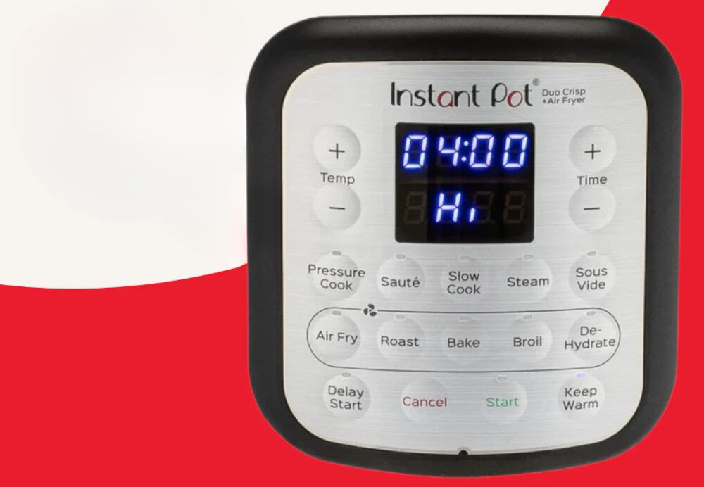 Panel sterowania urządzenia kuchennego z wyświetlaczem pokazującym \'04:00\' i \'Hi\'. Widoczne przyciski to m.in. \'Pressure Cook\', \'Sauté\', \'Slow Cook\', \'Steam\', \'Sous Vide\', \'Air Fry\', \'Roast\', \'Bake\', \'Broil\', \'De-Hydrate\', \'Delay Start\', \'Cancel\', \'Start\', \'Keep Warm\'.