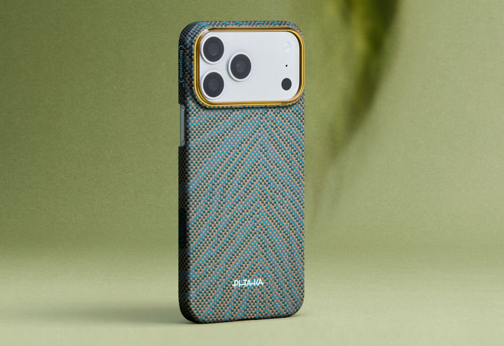 Etui na telefon z teksturą w odcieniach zieleni i niebieskiego, z trzema widocznymi otworami na aparaty. Na etui widoczne jest logo \'PITAKA\'.