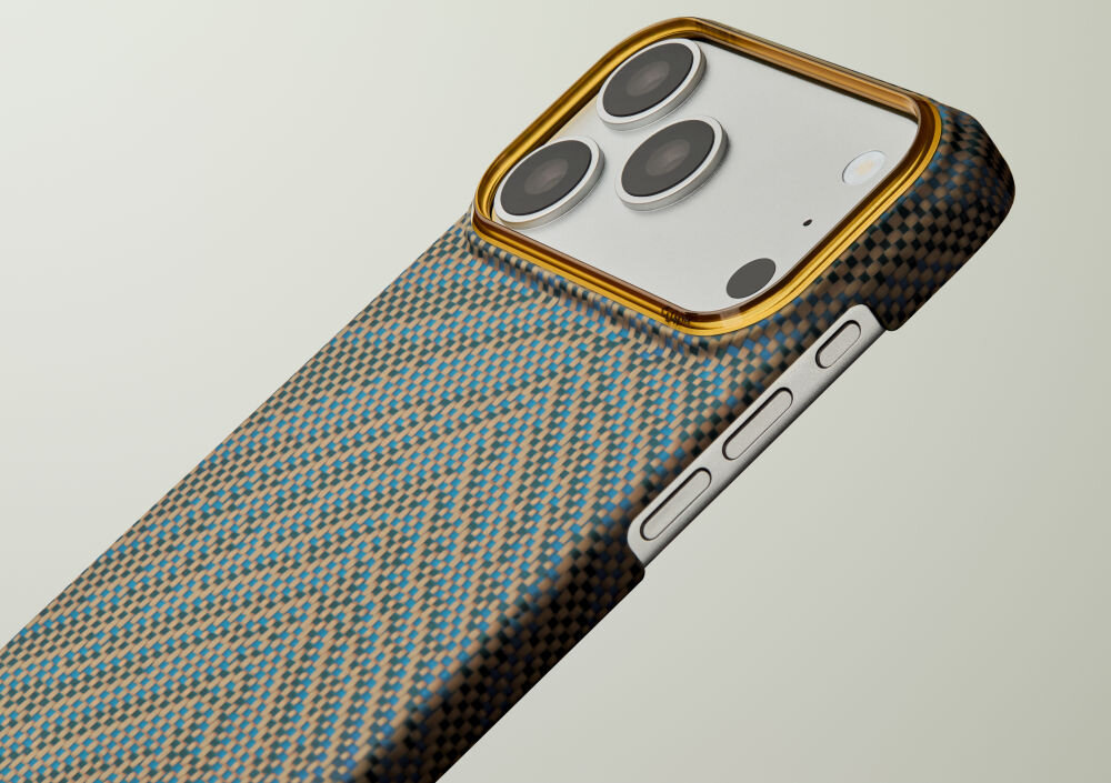 Obraz przedstawia telefon w etui z teksturą w odcieniach niebieskiego i brązowego, z trzema widocznymi przyciskami bocznymi. Aparat telefonu ma trzy obiektywy otoczone złotą ramką.