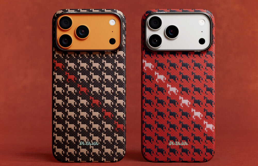 Dwa etui na telefon z wzorem w pepitkę, jedno w kolorze czarno-czerwonym, drugie czarno-pomarańczowym. Na obu widoczne jest logo \'PITAKA\'.