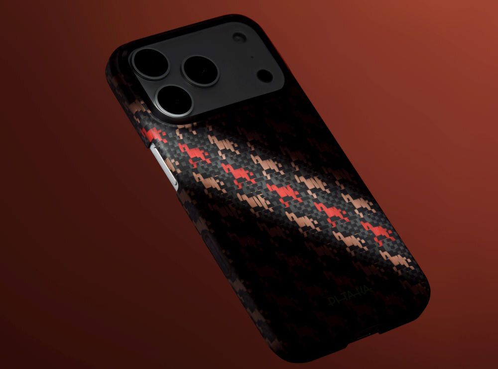 Etui na telefon z wzorem w kolorach czarnym, czerwonym i beżowym, z trzema dużymi otworami na aparaty. Na etui widoczne jest logo \'PITAKA\'.