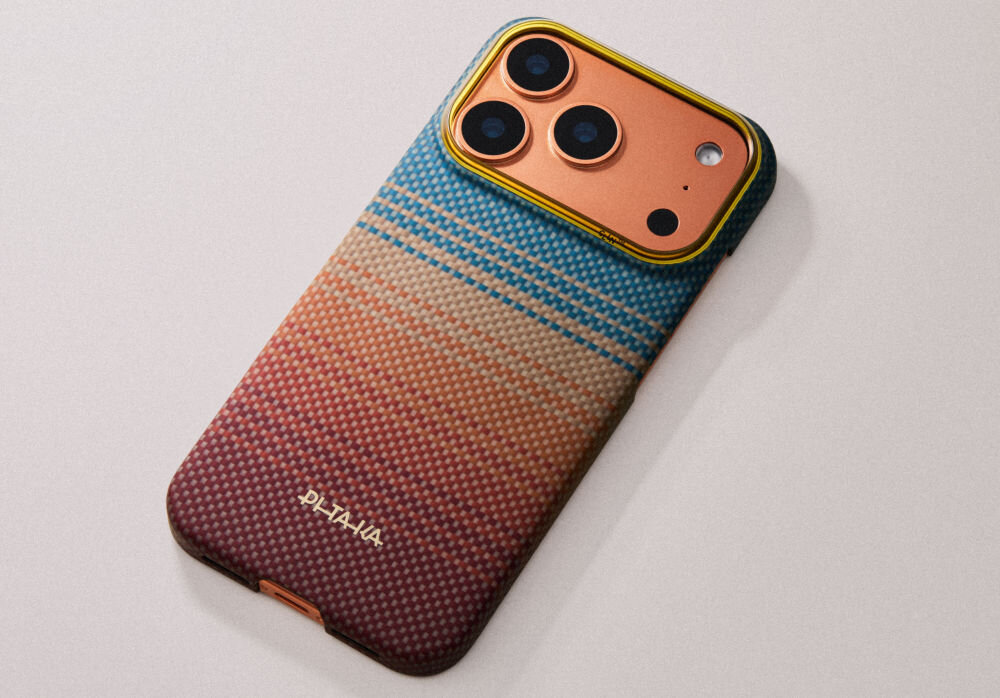 Etui na telefon z gradientowym wzorem w odcieniach niebieskiego, pomarańczowego i brązowego, z widocznym logo \'PITAKA\'.