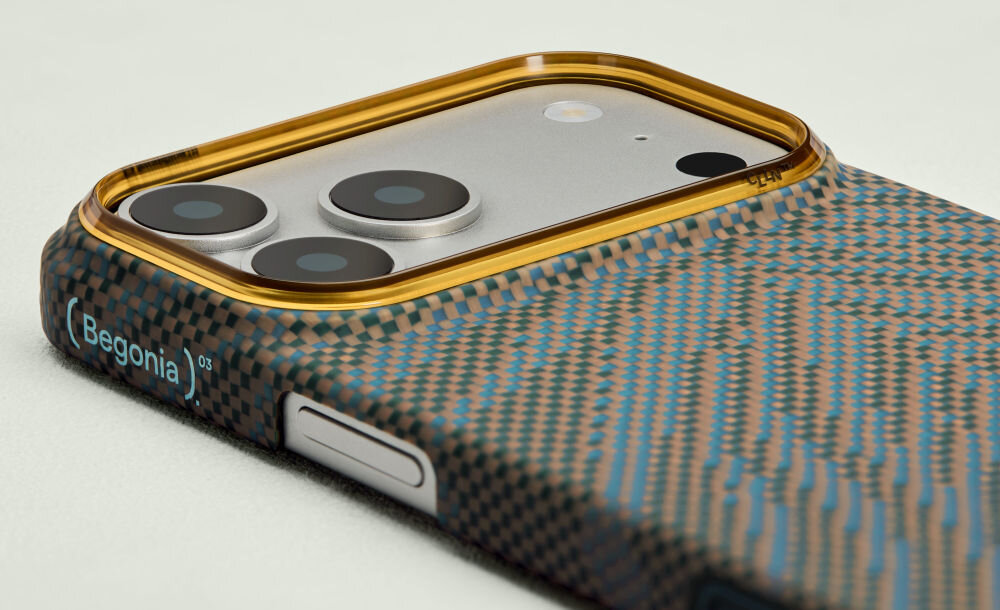 Etui na telefon z wzorem w odcieniach brązu i niebieskiego, z widocznym napisem \'(Begonia) 03\'. Aparat telefonu otoczony jest złotą ramką.