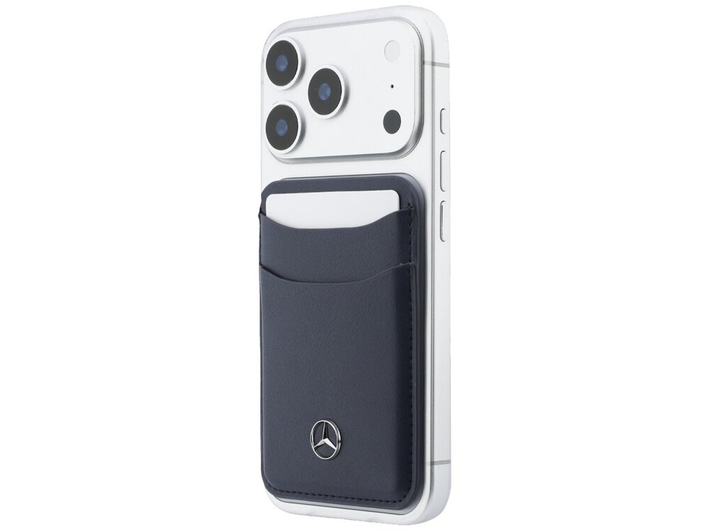 Na zdjęciu widać biały telefon z granatowym etui, które ma kieszonkę na kartę i logo Mercedes. Etui jest przymocowane do tylnej części telefonu, który posiada trzy obiektywy aparatu.