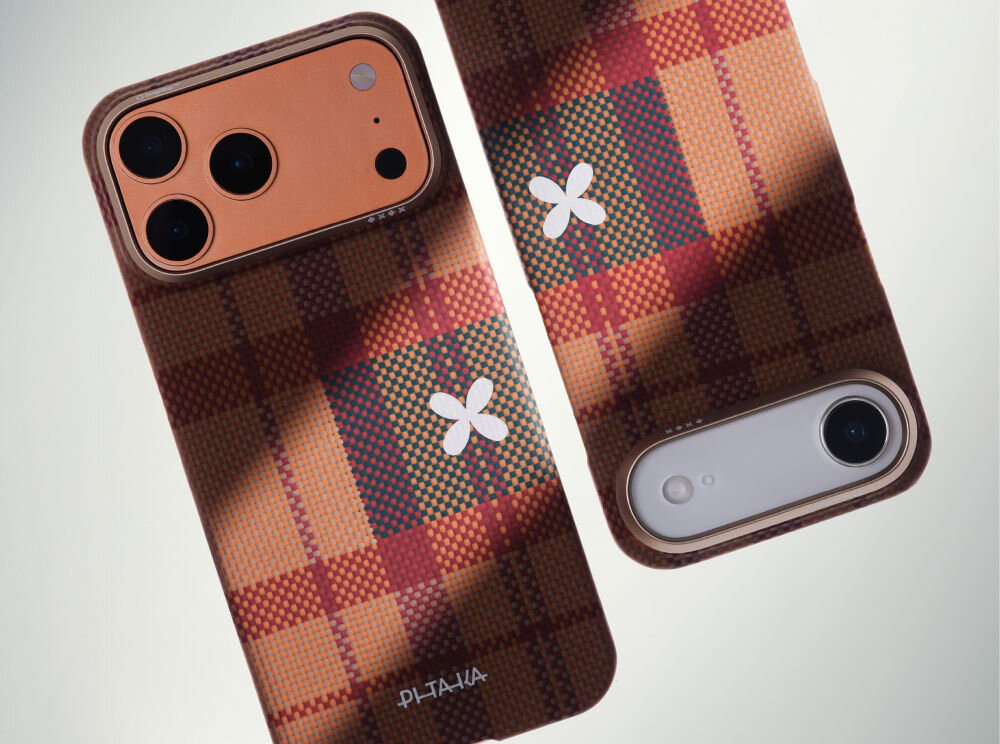 Dwa etui na telefon z wzorem w kratę i białym symbolem przypominającym kwiat. Na jednym z etui widoczny jest napis \'PITAKA\'.