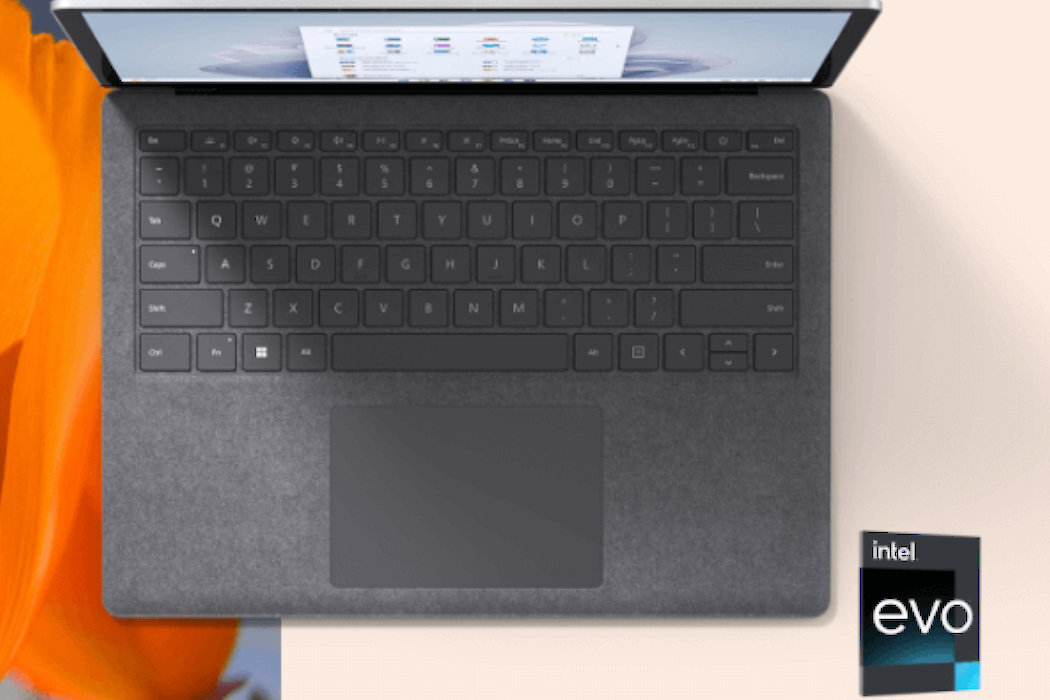 Na obrazie widoczny jest laptop z klawiaturą w kolorze ciemnoszarym, z otwartym ekranem. Obok znajduje się logo \'intel evo\'.