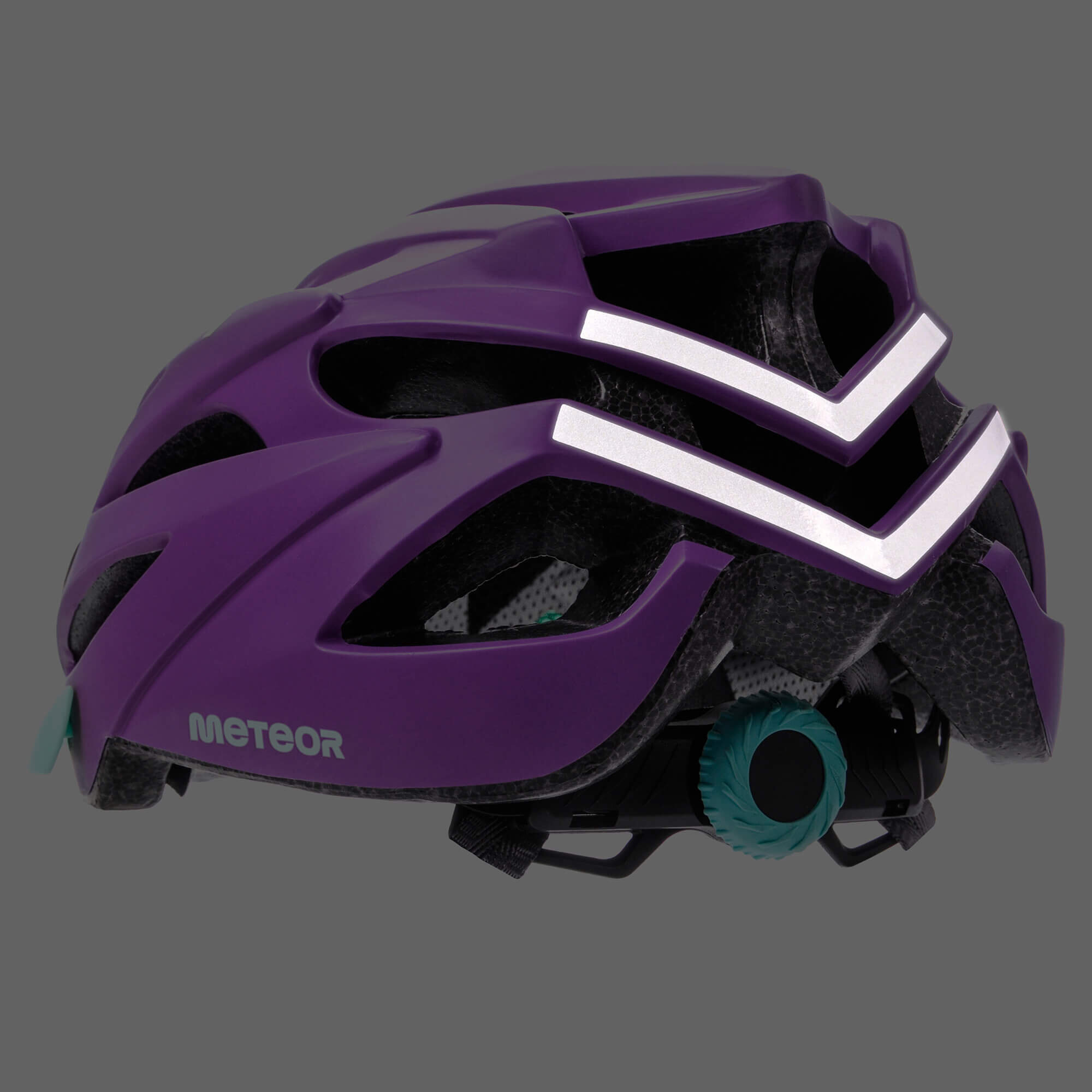 Fioletowy kask rowerowy z otworami wentylacyjnymi i regulacją, z widocznym logo \'METEOR\'.