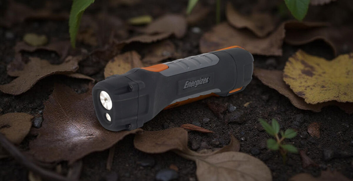 Latarka ENERGIZER HardCase Profesional 638532, światło, oświetlenie, moc, zasilanie, latarka leży na ziemi w liściach