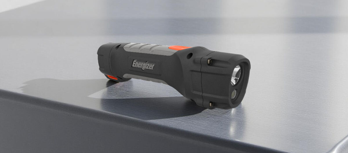 Latarka ENERGIZER HardCase Profesional 638532, upadki, odporność, stłuczenia, konstrukcja, na srebrnym blacie stoi latarka od boku lewo skos