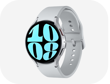 Smartwatch z okrągłym wyświetlaczem, na którym widoczna jest godzina 10:08 w dużych, niebieskich cyfrach. Pasek zegarka jest jasnoszary z kilkoma otworami do regulacji.