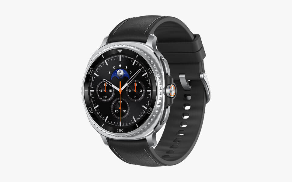 Galaxy Watch8 Classic Na obrazie widoczny jest elegancki zegarek z okrągłą tarczą i czarnym skórzanym paskiem. Tarcza zegarka ma srebrną obwódkę i wyświetla kilka mniejszych tarcz oraz ikonę Ziemi.
