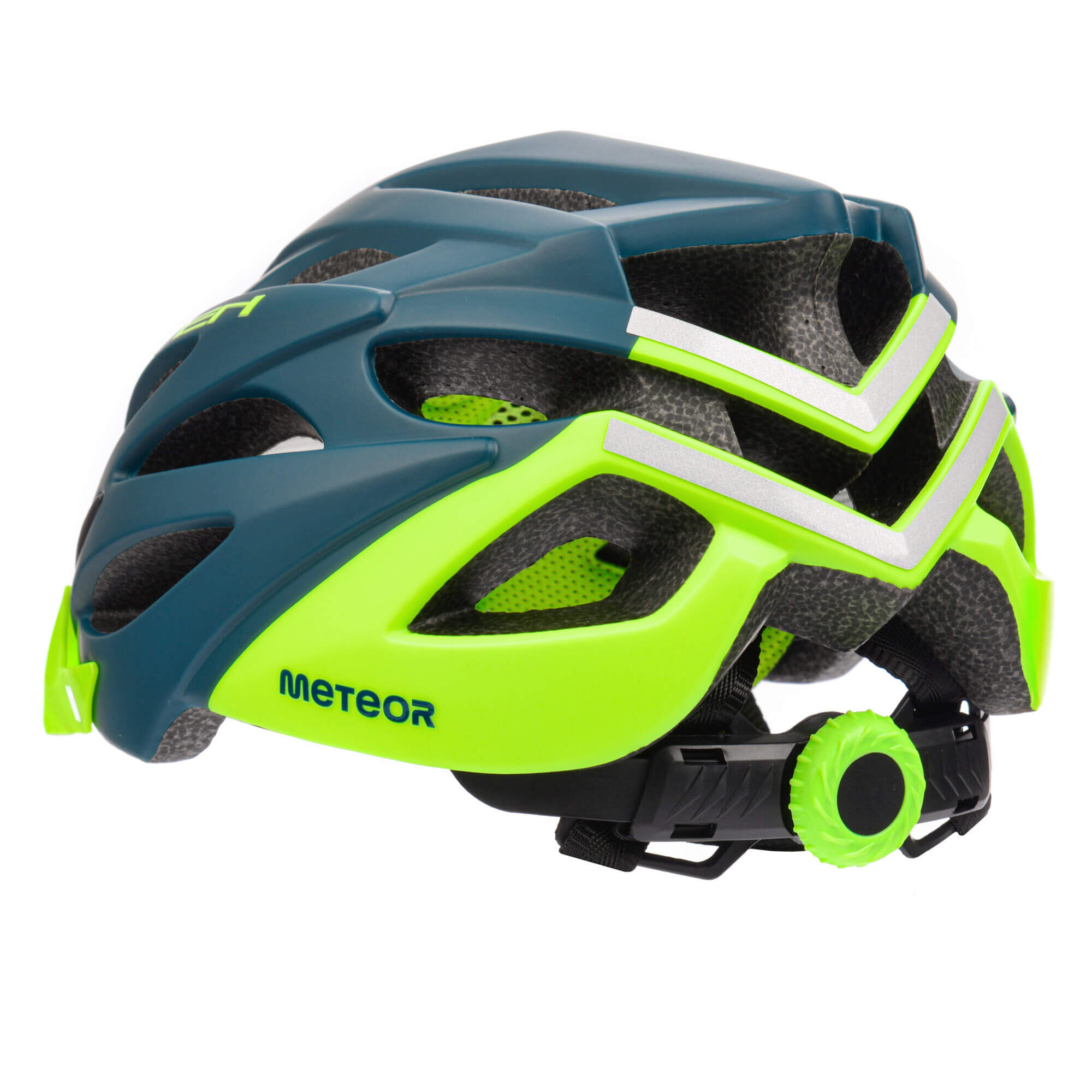 Kask rowerowy w kolorach zielonym i szarym z widocznymi otworami wentylacyjnymi oraz siatką. Na kasku znajduje się napis \'METEOR\'.
