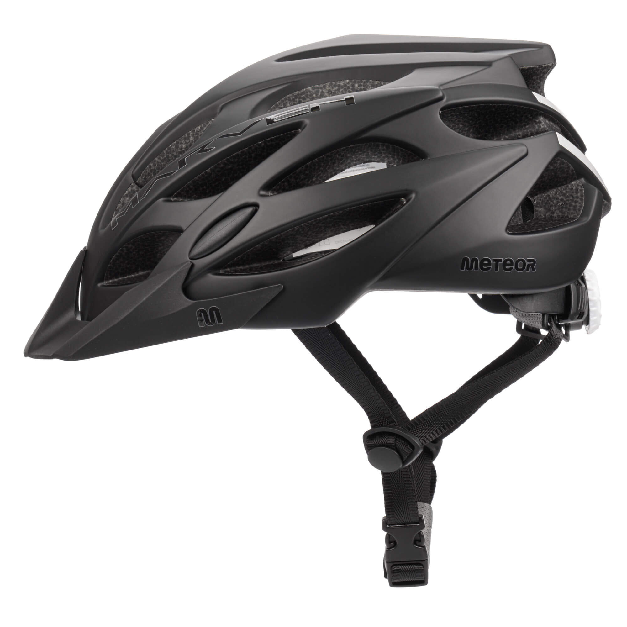 Czarny kask rowerowy z licznymi otworami wentylacyjnymi i regulowanym paskiem pod brodą. Na kasku widoczne jest logo \'METEOR\'.
