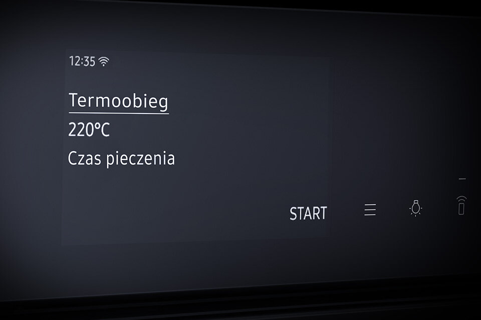 Wyświetlacz piekarnika pokazuje godzinę 12:35, tryb \'Termoobieg\', temperaturę 220°C oraz napis \'Czas pieczenia\'. Widoczne są także ikony i przycisk \'START\'.