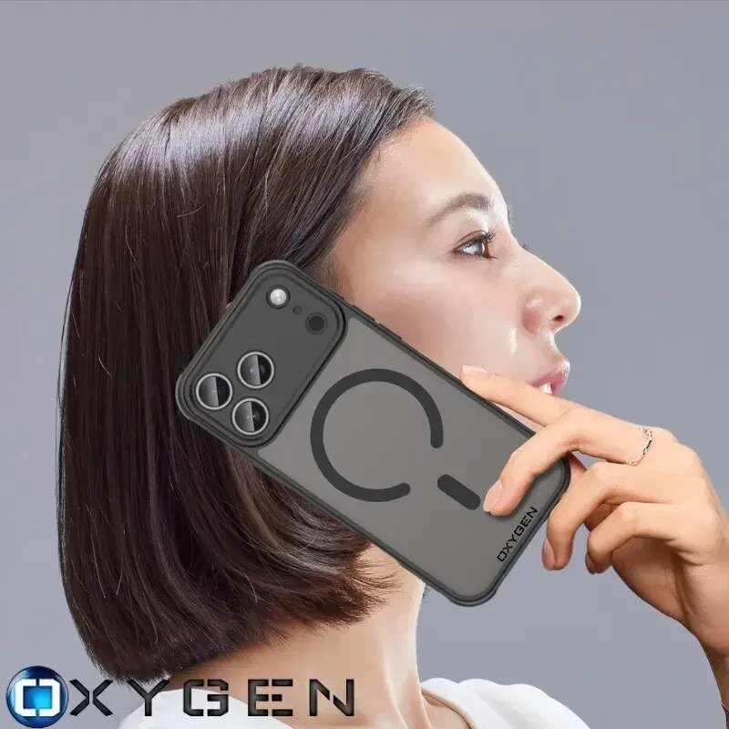 Osoba trzyma telefon z etui OXYGEN, które ma widoczny symbol MagSafe. Na dole obrazu znajduje się logo OXYGEN.