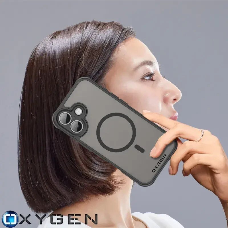 Osoba trzyma w ręku etui na telefon z widocznym logo OXYGEN. Etui ma okrągły wzór sugerujący kompatybilność z MagSafe.